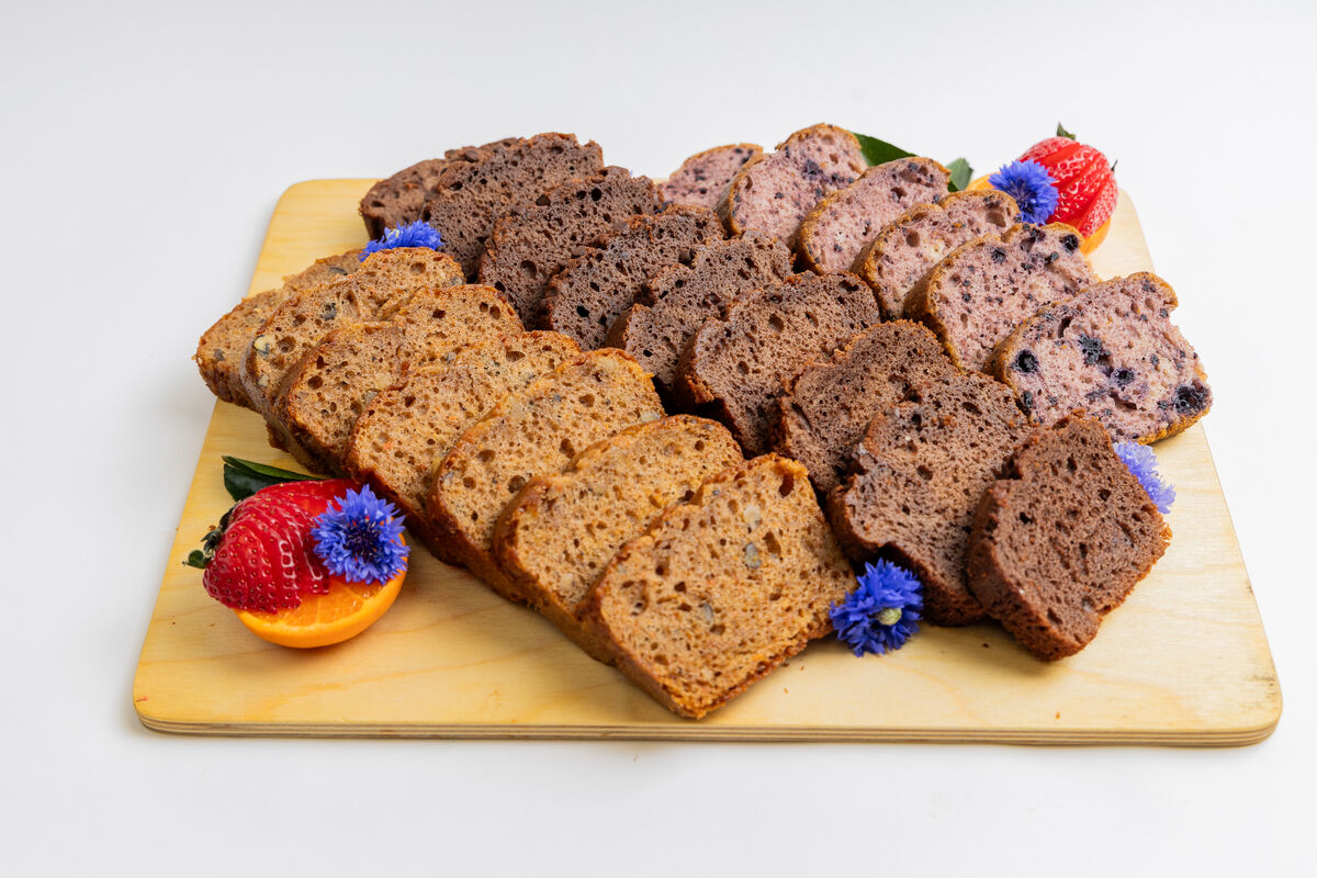 Pound cakes assortis sur plateau