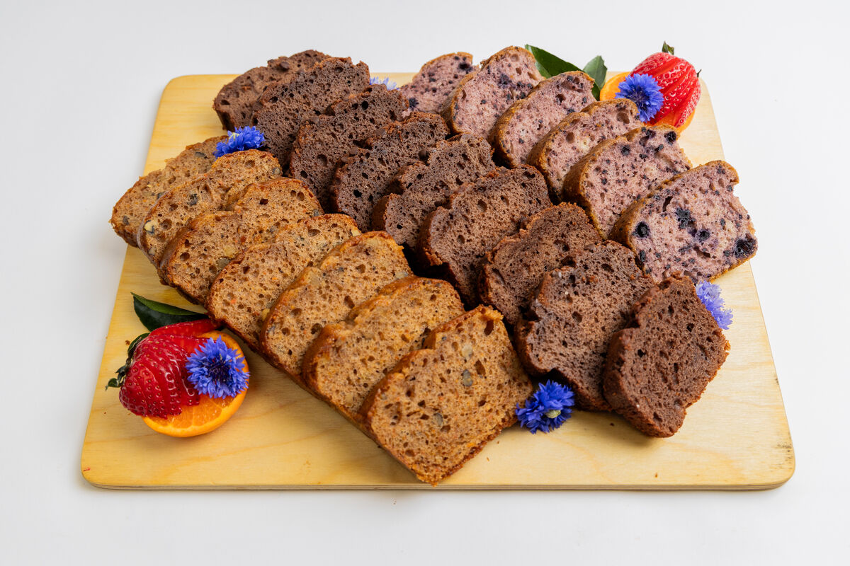 Pound cakes assortis sur plateau