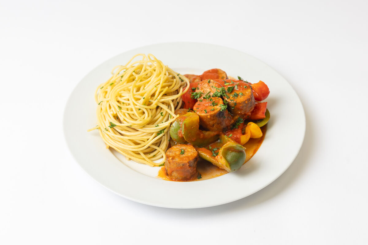 Peperonata (piments, saucisse, oignons, sauce tomate)