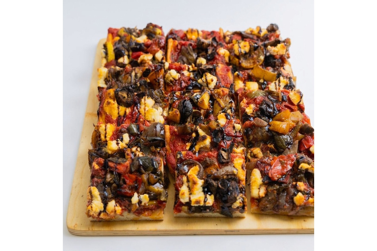 Pizza aux légumes grillés, fromage de chèvre et balsamique