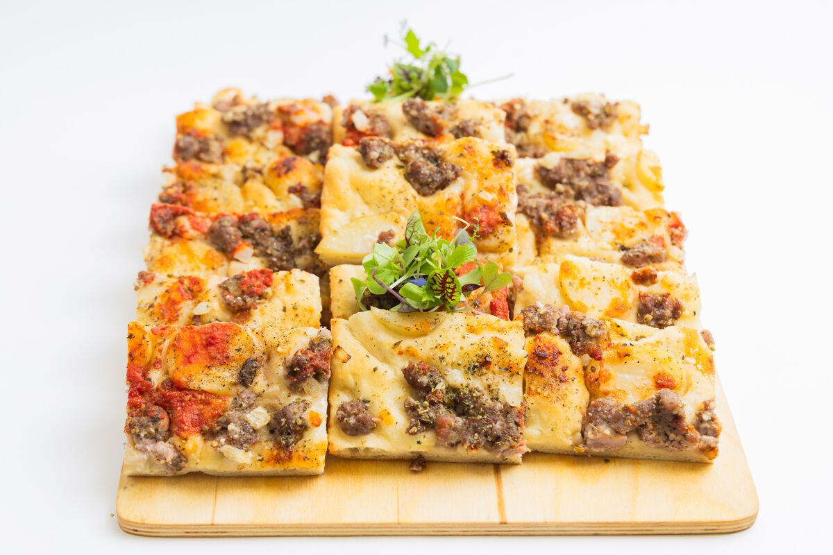Pizza à la saucisse, pommes de terre et oignons