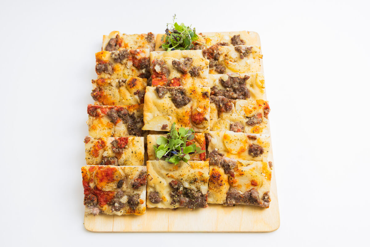 Pizza à la saucisse, pommes de terre et oignons