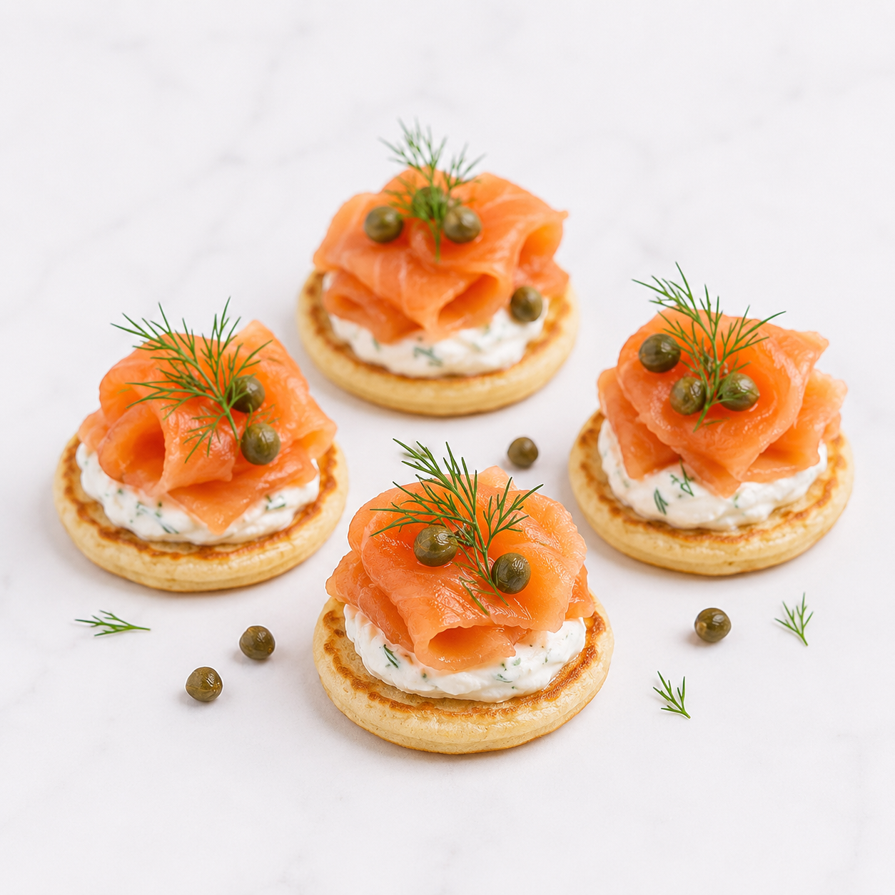 Blinis maison au saumon fumé, crème sure, aneth frais et câpres